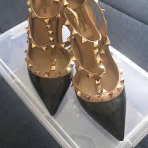 MOVING! Valentino Rockstud Pump